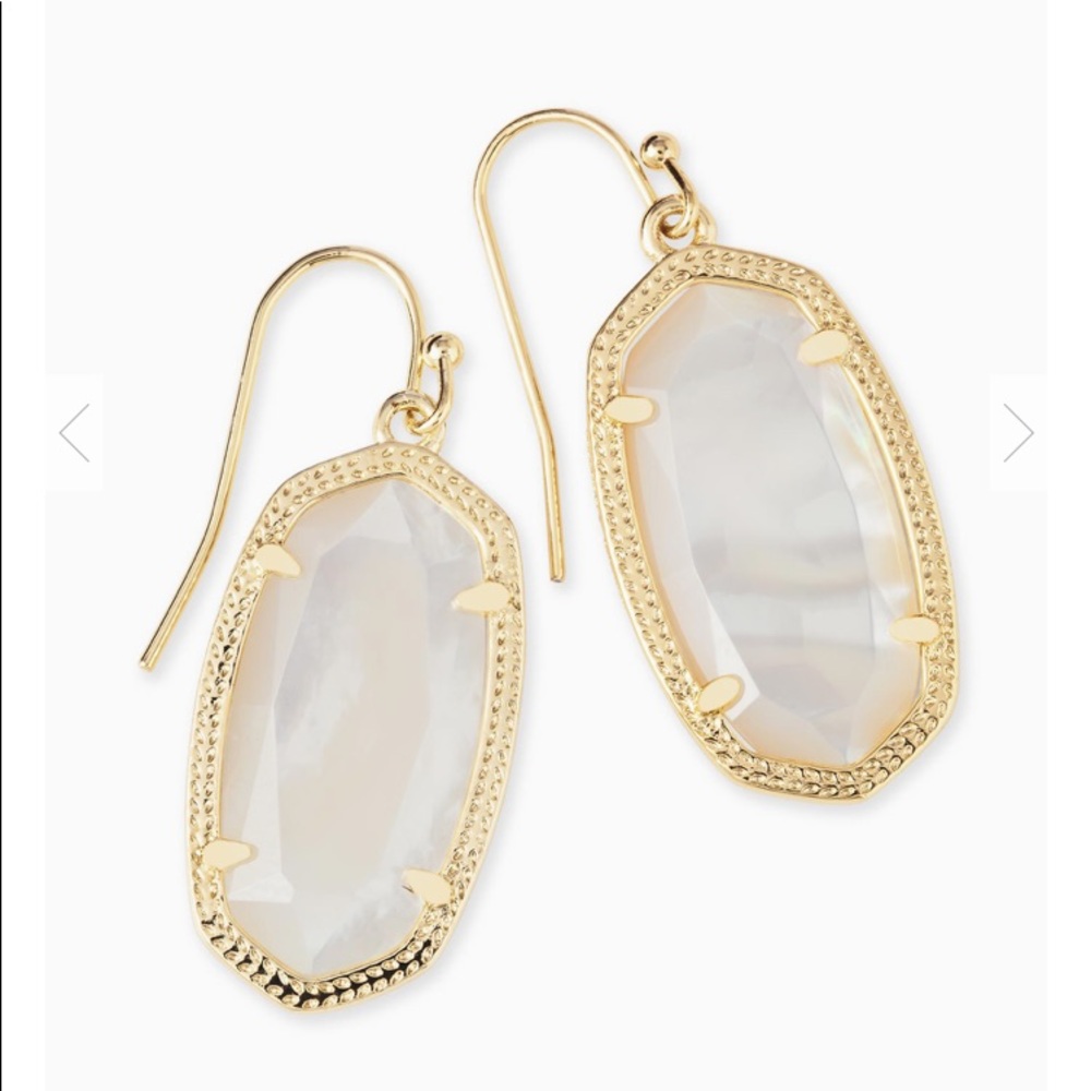 ๐ขLAST PAIR๐ขKENDRA Gold Dani Pearl Drop Earrings - Picture 5 of 8